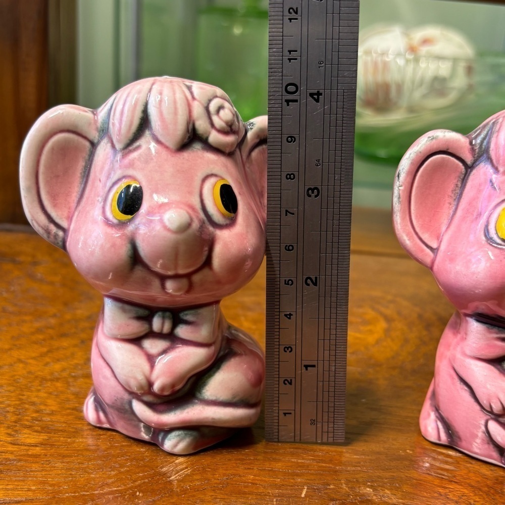 Vintage made in Japan anthropomorphic mouse salt and pepper shakers in pink - Picture 9 of 10